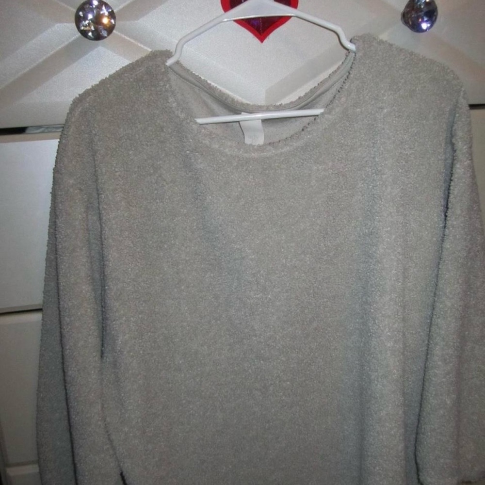 soft & comfy white/cream sweater with faux fur